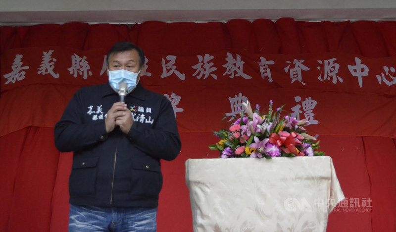 嘉義縣政府31日成立「嘉義縣原住民族教育資源中心」,代表鄒族原住民出席的縣議員武清山表示,台灣彌猴在台灣有上萬隻以上,都受政府的保護,鄒族只剩幾千人,更應該受到政府的照顧。中央社記者蔡智明攝 109年12月31日