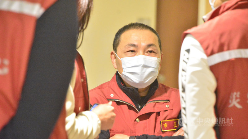 新北市長侯友宜(中)31日下午臨時加開「因應嚴重特殊傳染性肺炎疫情第101次應變會議」,會前,包括衛生局長陳潤秋、多名副秘書長等人報告並研商行政院宣布不核定新北食安自治條例規定的乙型受體素零檢出。中央社記者黃旭昇新北市攝 109年12月31日