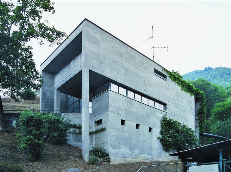 瑞士建築師斯諾茲是建築界「提契諾學派」代表人物之一,以清水混凝土的建築風格聞名於世。圖為斯諾茲在瑞士南部提契諾城鎮米努西歐的建築作品。(圖取自維基共享資源,作者Hans-juergen.breuning,CC BY 3.0)