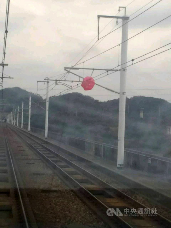 台灣高鐵表示,31日下午2時41分發現高鐵桃園至新竹路段架空電車線東線遭大型氣球纏繞,經雙向斷電並由維修人員攀上架空電車線,下午3時43分將氣球排除,雙線15時53分恢復供電,陸續恢復營運。(台灣高鐵提供)中央社記者汪淑芬傳真 109年12月31日