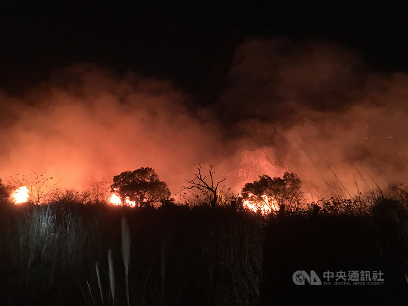 苗栗縣通宵鎮白沙屯地區1日發生火燒山,燃燒面積約2 公頃,苗栗縣政府消防局派員前往現場灌救,目前無人傷亡,晚間近8時控制火勢,但仍有延燒之虞,消防局已派員在附近民宅警戒。(苗栗縣政府消防局提供)中央社記者魯鋼駿傳真 110年1月1日