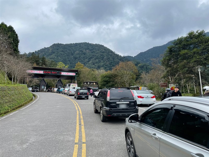 林務局羅東林區管理處表示,因應元旦遊客前往山區欣賞日出與霧淞美景,太平山國家森林遊樂區1日開園時間一到,售票口等待的車流就回堵約5公里長,上午9時因園區內車輛已達1000輛,立即啟動動態車輛管制措施。(羅東林管處提供)中央社記者沈如峰宜蘭傳真 110年1月1日