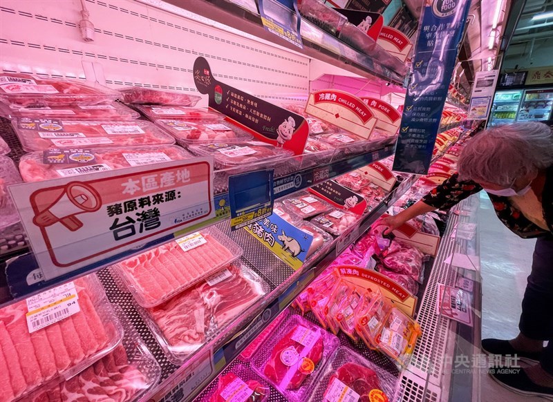 1日起開放含萊克多巴胺的美國豬肉進口,恐影響國內豬肉價格,農委會說,春節前毛豬交易均價會盡量調控在合理價位每公斤75元以下。(中央社檔案照片)