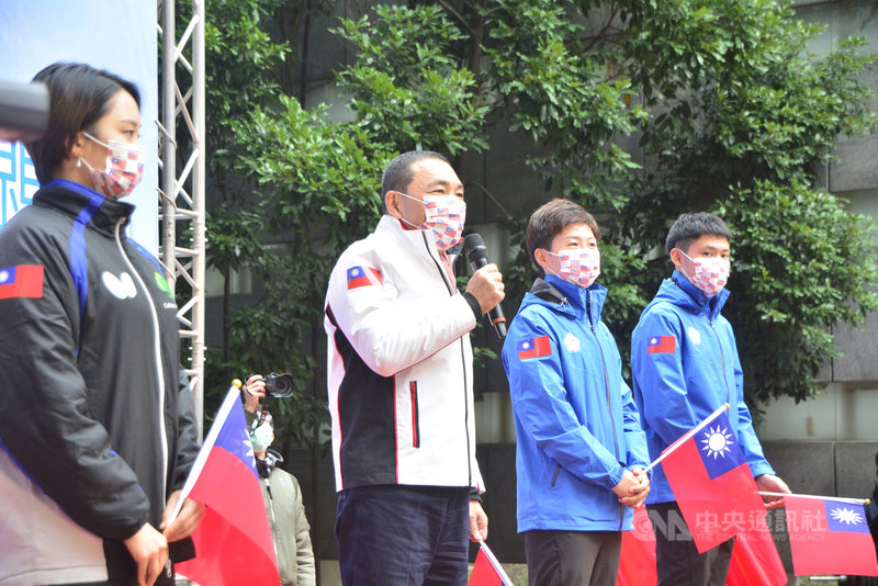 新北市政府1日舉行元旦升旗典禮,並採線上直播,邀請桌球選手鄭先知(左)、射箭選手湯智鈞(右起)、雷千瑩等人領唱,新北市長侯友宜(左2)致詞。中央社記者黃旭昇新北攝 110年1月1日