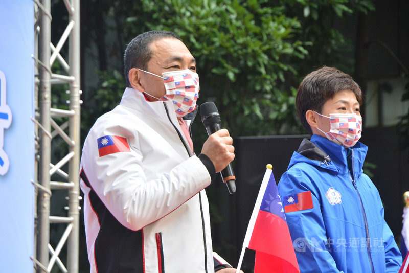 新北市政府1日舉行簡單隆重的元旦升旗典禮,並採線上直播,市長侯友宜(左)與射箭選手雷千瑩(右)等人出席。中央社記者黃旭昇新北攝 110年1月1日