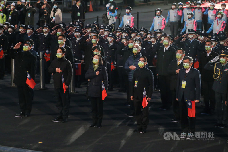「中華民國110年元旦總統府升旗典禮」1日在總統府前廣場舉行,總統蔡英文(前排中)、副總統賴清德(前排左2)、立法院長游錫堃(前排左)、台北市長柯文哲(前排右)等出席與會,唱國旗歌時行舉手禮致意。中央社記者裴禛攝 110年1月1日