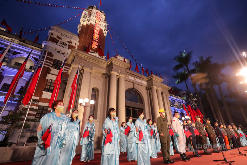 「中華民國110年元旦總統府升旗典禮」1日在總統府前廣場舉行,以「2021台灣有你」為主題,感謝民眾共同努力度過疫情艱難的時刻,由國軍基層代表及扶輪社百人合唱團領唱國歌。中央社記者裴禛攝 110年1月1日