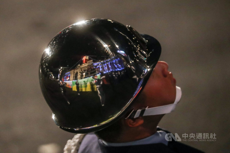 「中華民國110年元旦總統府升旗典禮」1日在總統府前廣場舉行,三軍樂儀隊以精準的走位及花式操槍吸引目光。中央社記者裴禛攝 110年1月1日