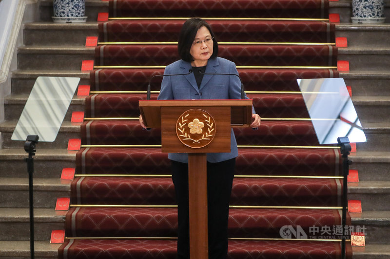 針對進口含萊克多巴胺豬肉引發爭議,總統蔡英文(圖)1日上午在總統府敞廳發表2021年新年談話時提到,台灣是依賴貿易生存的國家,歷經三任政府的難題,已經沒有迴避不處理的空間;她用最謙卑的心情、請國人體諒,也請大家理解政府再三斟酌後的決定。中央社記者裴禛攝 110年1月1日