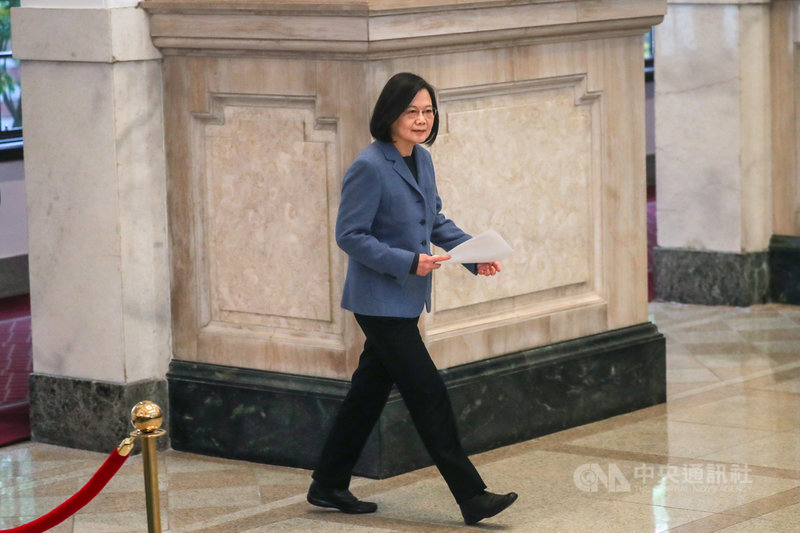 總統蔡英文(圖)1日上午在總統府敞廳發表2021年新年談話表示,等疫情受到有效控制時,期待兩岸人民會逐步恢復正常有序的交流,增加理解、減少誤解。中央社記者裴禛攝 110年1月1日
