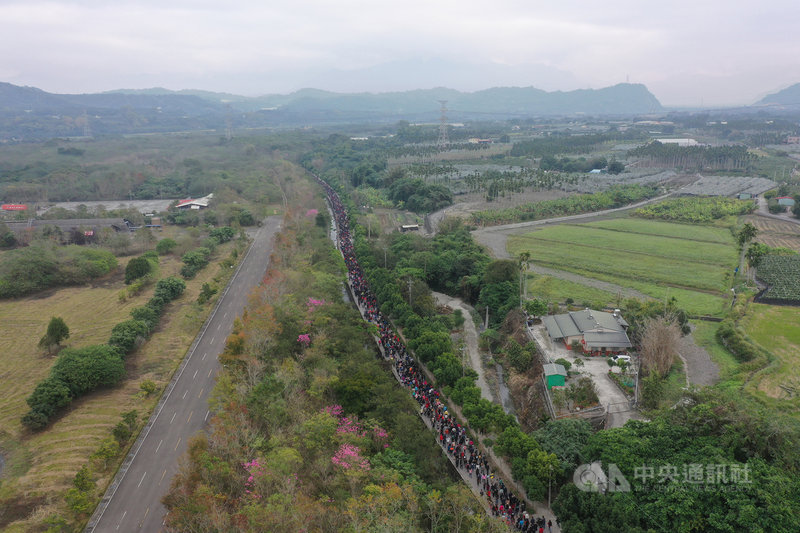 南投縣竹山鎮紫南宮1日發放辛丑牛年招財錢母，為領取錢母，排隊人龍長達數公里，紫南宮呼籲排隊民眾一定要戴口罩並拉開距離。（翻攝照片）中央社記者吳哲豪傳真 110年1月1日