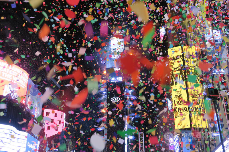 紐約時報廣場迎接2021年,水晶球降下後施放煙火,周邊建築依傳統撒下五顏六色的碎紙。中央社記者尹俊傑紐約攝 110年1月1日