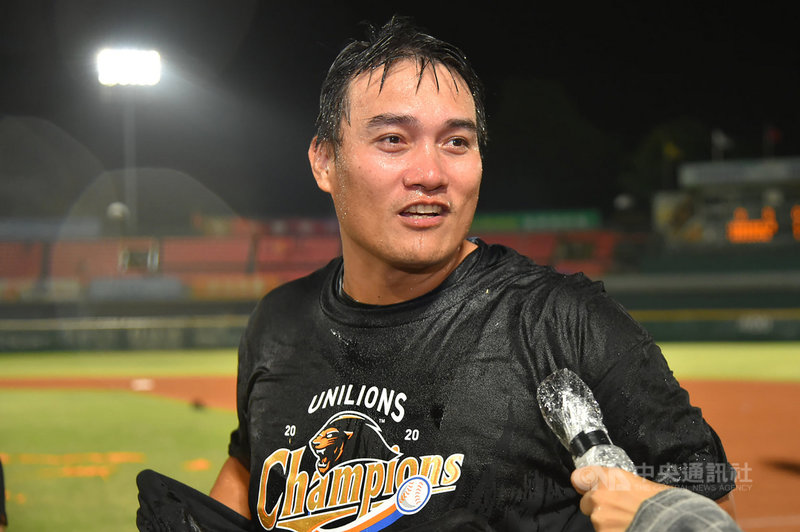統一獅隊42歲野手高國慶生涯累積安打數為1784安,若今年新球季維持正常出賽,不僅將繼續推進現役最年長球員出賽紀錄,也準備挑戰達成生涯1800安里程碑。(統一獅隊提供)中央社記者謝靜雯傳真 110年1月1日