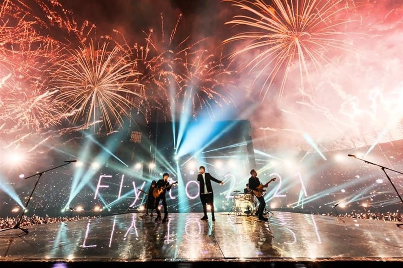 有5名自主健康管理者2020年12月31日進入樂團五月天在桃園舉行的演唱會會場,桃園市長鄭文燦表示,衛生局將依法開罰。(圖取自facebook.com/imayday555)
