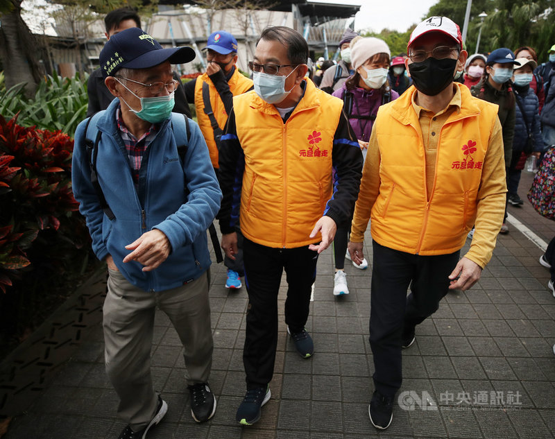 希望基金會1日舉辦元旦健走活動，體育署長張少熙（前中）出席參與，並與民眾一同健走。中央社記者張新偉攝  110年1月1日