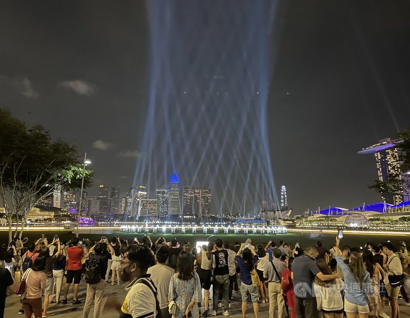 受疫情影響,新加坡濱海灣跨年倒數活動少了往年的煙火秀,取而代之的是象徵「團結、正向與強韌」的燈光秀。中央社記者侯姿瑩新加坡攝 110年1月1日
