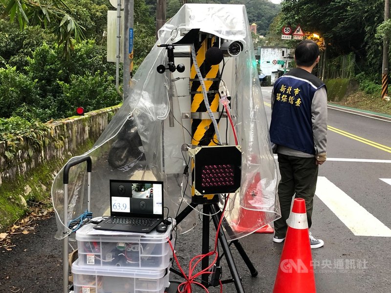 新北市政府環境保護局2日表示,聲音照相取締噪音車元旦起跑,以固定式與機動式偵測,深夜移至人口密集地取締,首日執行有221輛噪音車聲音超標遭告發。(市府提供)中央社記者黃旭昇新北傳真 110年1月2日