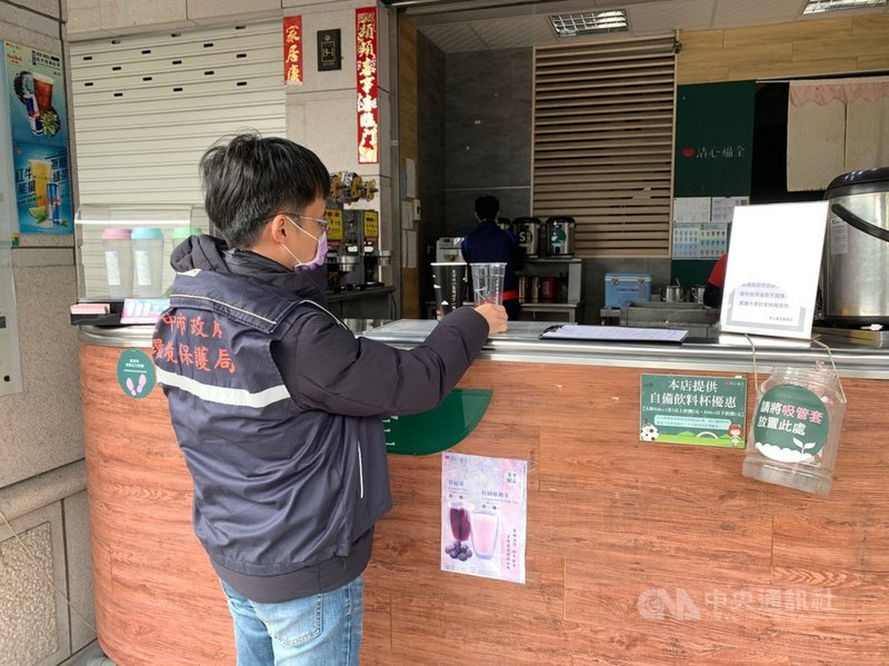台中市連鎖飲料店從元旦起禁用保麗龍杯,政策上路首日,台中市環保局即成立專案稽查小組查核多家飲料業者,暫未查獲違規情事,業者都有配合環保政策。(環保局提供)中央社記者郝雪卿傳真 110年1月2日
