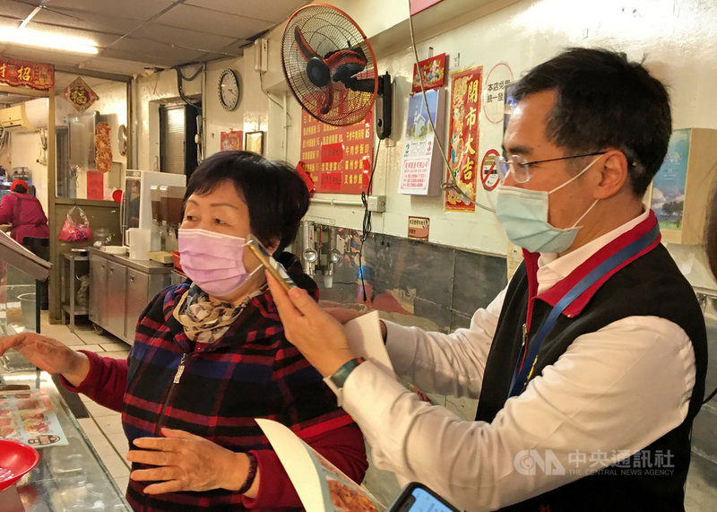 新北市板橋區便當店改用台灣豬漲價,引起網友砲轟。新北市府消費者保護官室主任王治宇(右)2日前往便當店行政調查,王治宇說,初判業者規模還不至於構成聯合壟斷行為,也不構成惡意漲價。中央社記者黃旭昇新北攝 110年1月2日