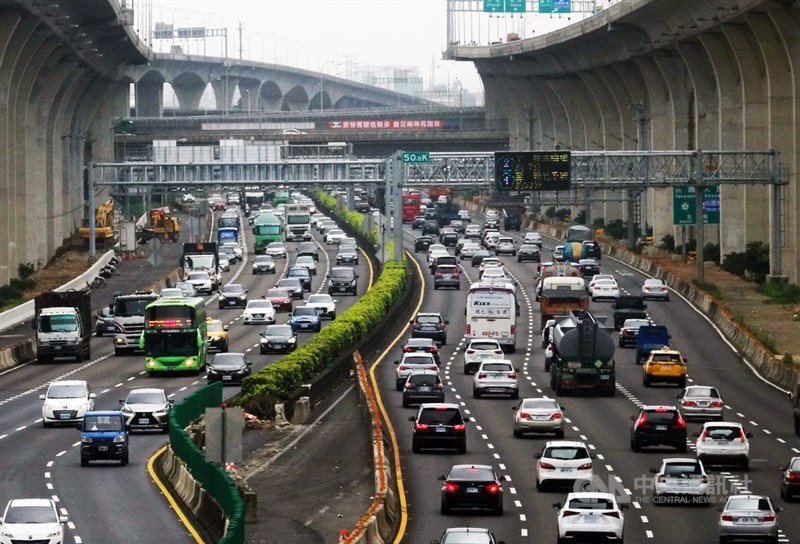元旦連假最後一天,交通部高速公路局預估,包括國1北向西螺-埔鹽系統等9路段車多不好走,建議北返用路人在上午時段出發。(中央社檔案照片)