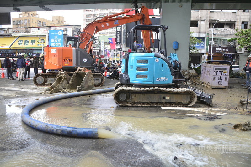 新北市板橋區中山路與民生路口發生自來水管漏水，台灣自來水公司2日開挖搶修，至晚間尋找漏水點未果。目前已經縮小挖掘範圍，鎖定可能的漏水點。中央社記者黃旭昇新北攝　110年1月2日