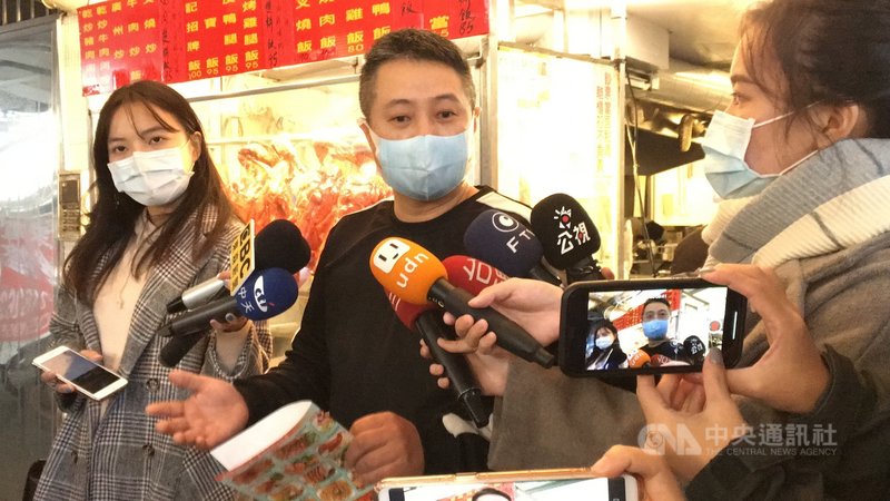 新北市板橋區便當店改用台灣豬漲價,引起網友砲轟業者趁火打劫。業者李姓老闆(中)2日澄清沒有哄抬售價,他說,原本使用加拿大豬肉,用台灣豬肉後價格差很多。中央社記者黃旭昇新北攝 110年1月2日