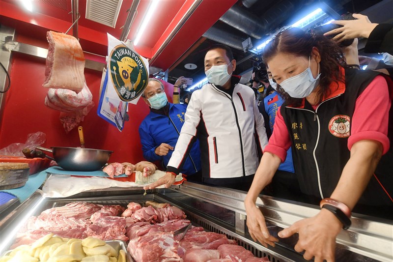含萊克多巴胺的美豬開放進口,民眾發現有便當店因此調漲含國產豬肉產品價格。新北市長侯友宜(前右2)2日受訪說,若有趁機哄抬製造物價波動情形,會嚴查不寬貸。圖為侯友宜視察泰山公有市場。(圖取自新北市政府網頁ntpc.gov.tw)