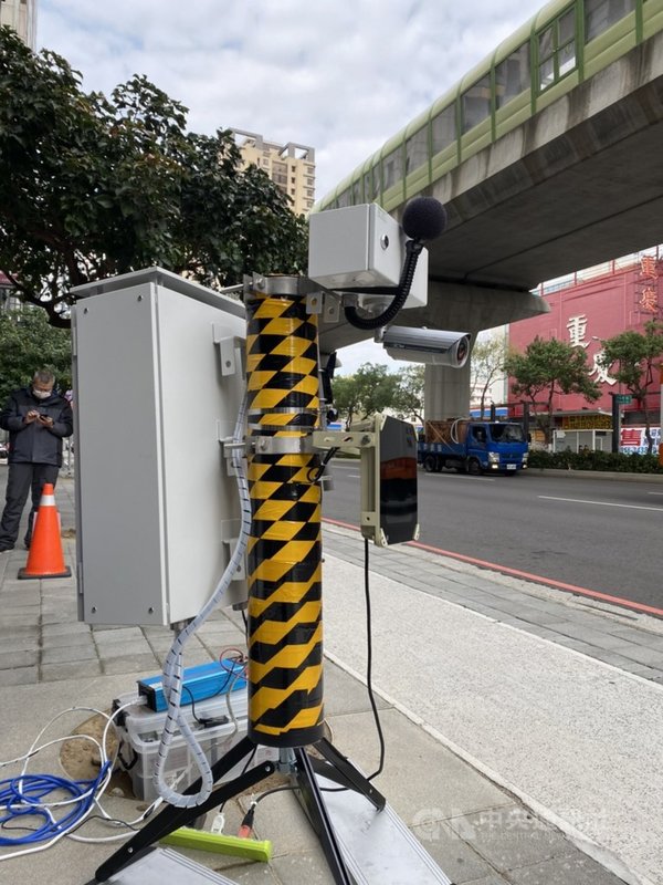 行政院環保署噪音管制法令修正,元旦起針對行駛中高噪音車輛超標可直接開罰。台中市政府環保局於文心路噪音陳情熱點架設聲音照相設備,元旦開始執行。(環保局提供)中央社記者郝雪卿傳真 110年1月2日