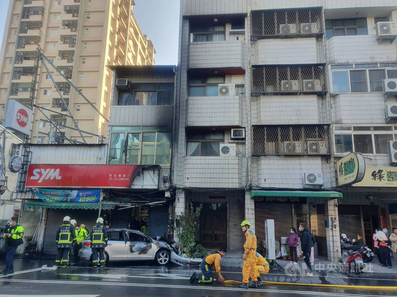 台中市大里區3日發生小客車追撞小貨車車禍，小客車起火燃燒，衝向對街機車行、民宅，消防局獲報立即派員前往救援。（民眾提供）中央社記者趙麗妍傳真  110年1月3日