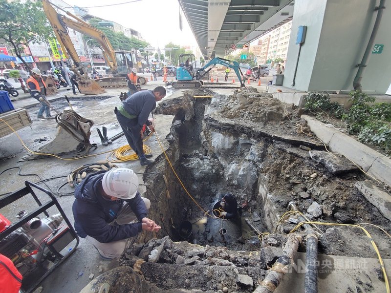 新北市板橋區中山路與民生路口1日晚間發生自來水輸水幹管漏水,經開挖一整天找不到漏水點,3日切割水管並派出潛水員入管查看,發現底層管壁漏水點並搶修中。中央社記者王鴻國攝 110年1月3日