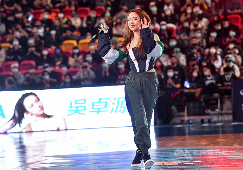 P. LEAGUE+ 聯盟(PLG)台北富邦勇士隊3日在主場台北和平籃球館迎戰新竹街口攻城獅隊,賽後邀請歌手吳卓源(Julia)獻唱。中央社記者鄭清元攝 110年1月3日