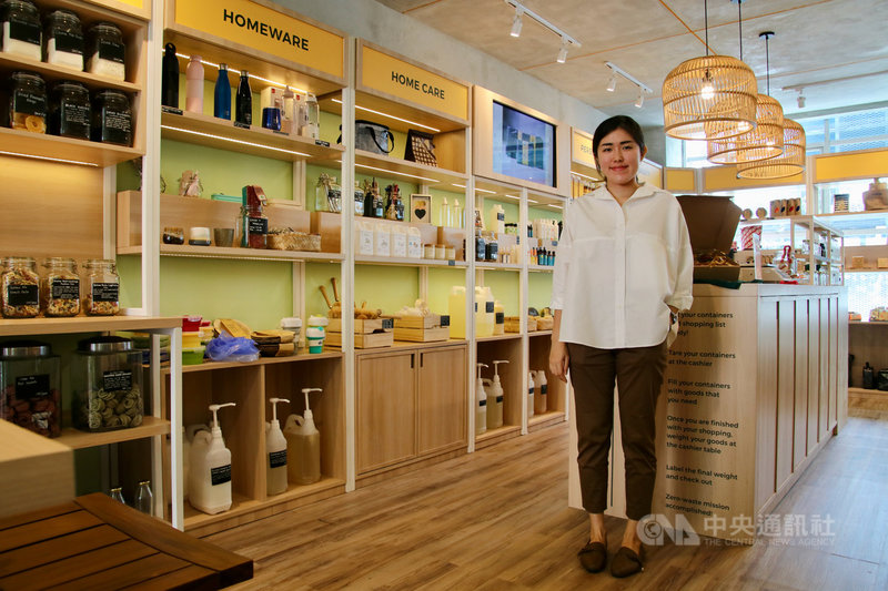 印尼青年創業家貝竺喧曾在台灣留學3年,回國後創立無包裝商店Bulk Source,希望把在台灣養成隨手做環保的風氣帶回印尼。圖攝於109年12月15日。中央社記者石秀娟雅加達攝 110年1月3日