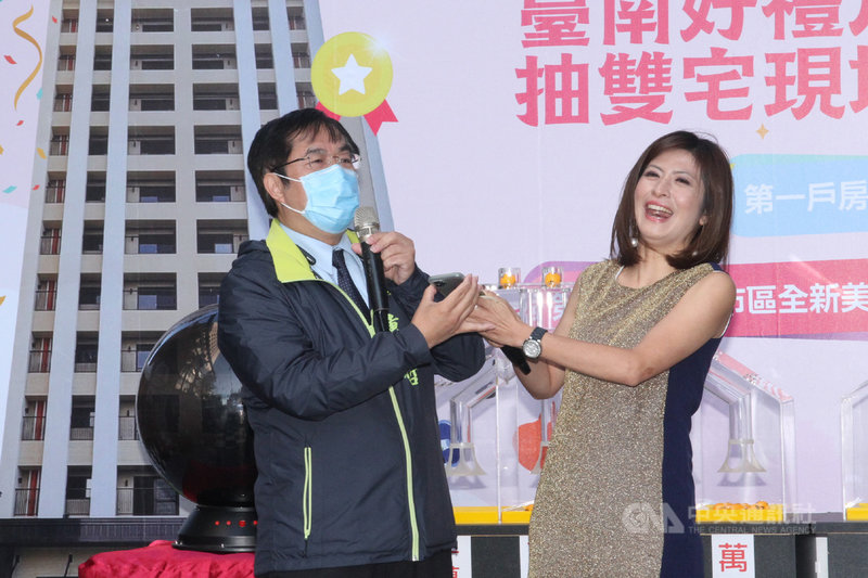 台南市長黃偉哲(左)3日在台南購物節好禮月月抽活動抽出最大獎房屋,致電恭喜得獎者時對方懷疑接到詐騙電話,黃偉哲打趣回應,最後也再次向得獎者道賀。中央社記者楊思瑞台南攝 110年1月3日