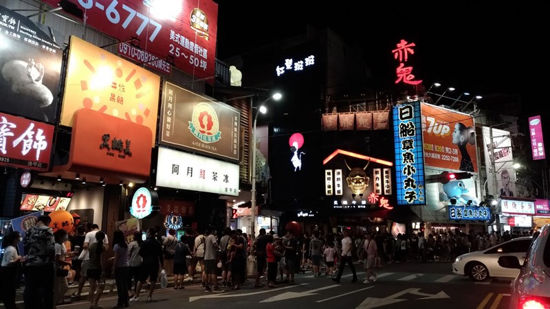 台灣防疫成績出色,紐約時報報導,台灣民眾維持正常生活,婚禮照常舉行,民眾湧入球場看職棒、欣賞演奏會、在夜市趴趴走,報導形容正常到「令人毛骨悚然」。圖為2020年11月15日逢甲夜市人潮。(中央社檔案照片)
