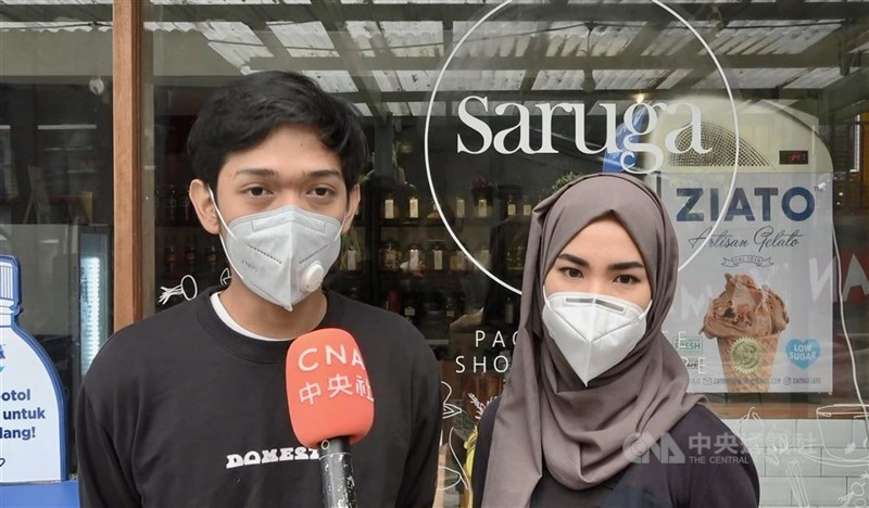 雅加達首家無包裝商店Suraga社群媒體經理威爾丹(左)說,Saruga行銷的不是產品,而是教育消費者透過消費,落實環境友善理念。圖攝於109年12月13日。中央社記者石秀娟雅加達攝 110年1月3日