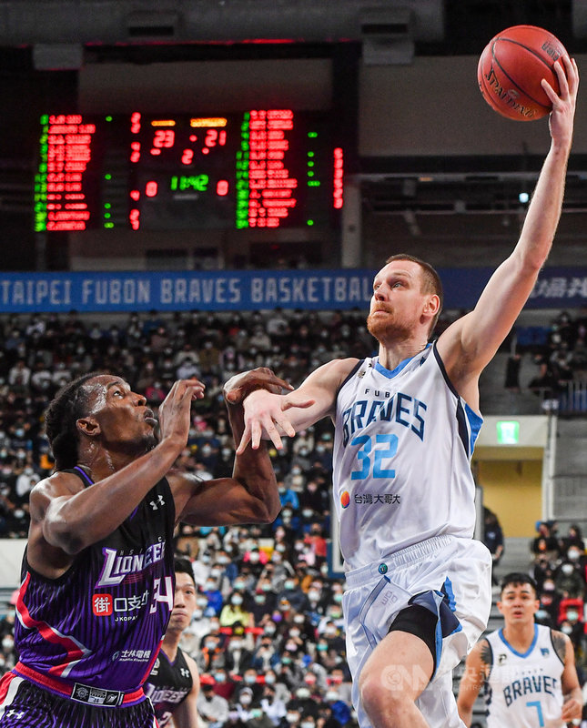 P. LEAGUE+ 聯盟(PLG)台北富邦勇士隊3日在主場台北和平籃球館迎戰新竹街口攻城獅隊,最終以96比86奪勝,富邦勇士塞瑟夫(右)拿下9分、14籃板。中央社記者鄭清元攝 110年1月3日