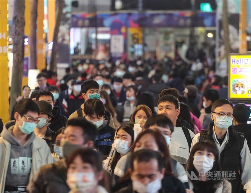 為防範武漢肺炎,全民戴口罩、勤洗手、量體溫,讓流感、腸病毒疫情直落谷底。圖為台北市西門町商圈25日逛街人潮,多數民眾都戴上口罩防疫。(中央社檔案照片)