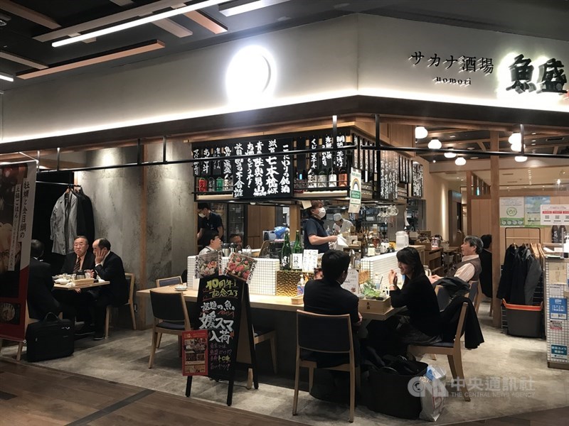 日本首都圈武漢肺炎疫情升溫,盼中央政府發佈「緊急事態宣言」,但尚未獲得回應。日媒報導,這一都三縣將籲請餐飲業者提早到晚間8時打烊。圖為12月東京餐飲業營業狀況。(中央社檔案照片)