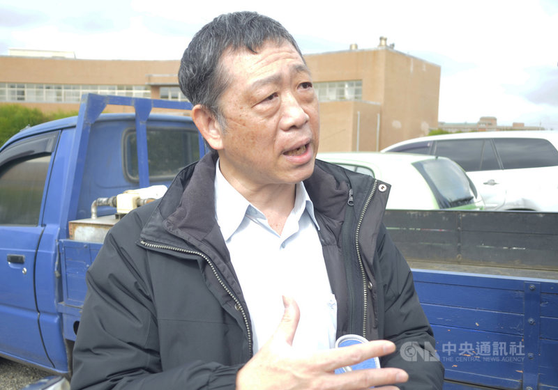 農委會漁業署主任秘書繆自昌4日在雲林台西現勘災損情形時表示,這次雲林養殖漁業災損,已達到天然災害救濟標準,可申請現金補助或低利貸款。中央社記者蔡智明攝 110年1月4日