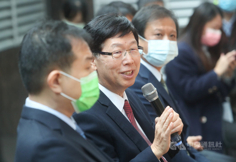 鴻海研究院4日舉行揭牌儀式,鴻海董事長暨鴻海研究院院長劉揚偉(左2)指出,未來集團3大產業布局,包括電動車、數位健康、機器人都是研究院目標產業,鴻海研究院的價值就是提升集團的毛利率,從今年7%提升到10%。中央社記者裴禛攝 110年1月4日
