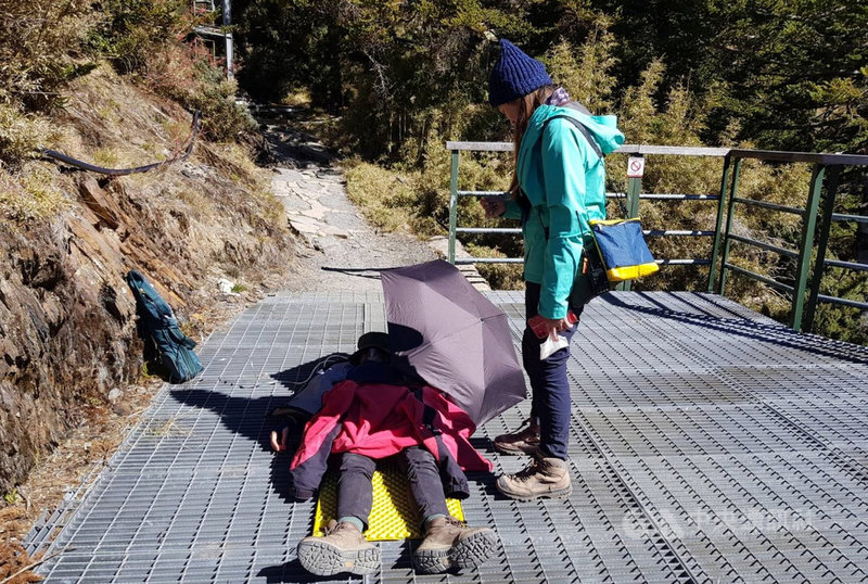 一名28歲女登山客4日攻頂玉山主峰，下山途中疑似癲癇發作，同行隊友向嘉義縣消防局求援，消防局派員前往並申請直升機支援，順利將人以吊掛方式救援下山，送醫治療。（嘉義縣消防局提供）中央社記者黃國芳傳真　110年1月4日