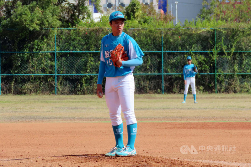 109學年度高中木棒聯賽(第一階段)預賽,穀保家商4 日首戰與陸興高中交手,穀保先發投手曾宥叡(圖)開賽有點狀況,接連投出3次四壞保送,2人出局、滿壘時退場。(學生棒球聯盟提供)中央社記者謝靜雯傳真 110年1月4日