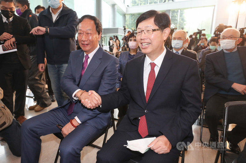 鴻海研究院4日上午舉行揭牌儀式,鴻海集團創辦人郭台銘(前左)與鴻海董事長暨鴻海研究院院長劉揚偉(前右)握手致意,盼帶領全新團隊專注技術研發。中央社記者裴禛攝 110年1月4日