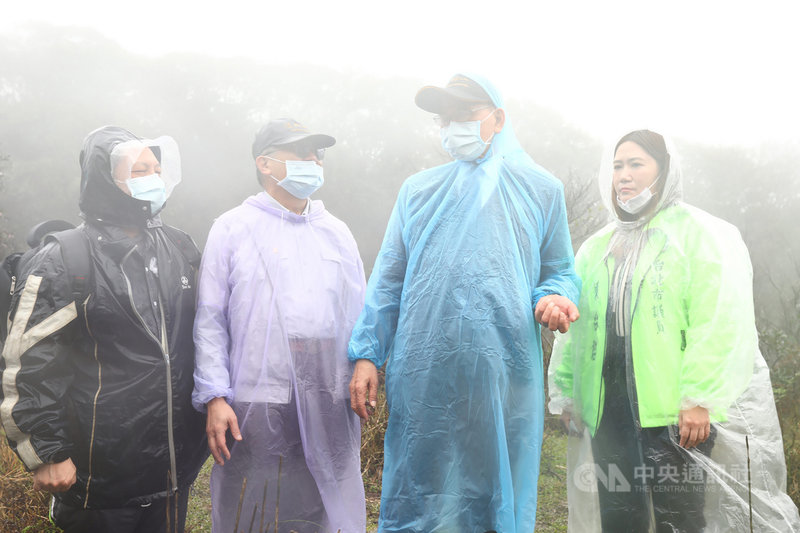 陽明山擎天崗水牛死亡事件引發關注。立法院長游錫堃(右2)4日在台北市議員陳怡君(右1)等人陪同下,再度前往關切水牛。他表示,若有需要願意擔任協調者,找來相關部會討論。陽管處長劉培東(左2)陪同解說。中央社記者林育瑄攝 110年1月4日