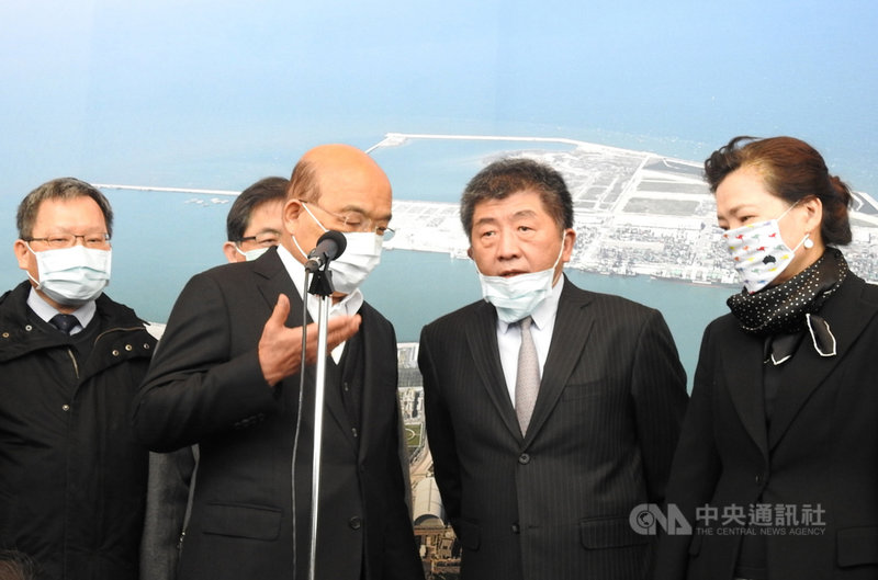 行政院長蘇貞昌（右3）4日針對電子圍籬2.0是否侵犯人權問題表示，政府不會侵害個人隱私，政府也沒有要查看個人資訊，而是根據防疫需求的SOP來執行。衛福部長陳時中（右2）表示，防疫資料蒐集28天要銷毀。中央社記者王鴻國攝  110年1月4日