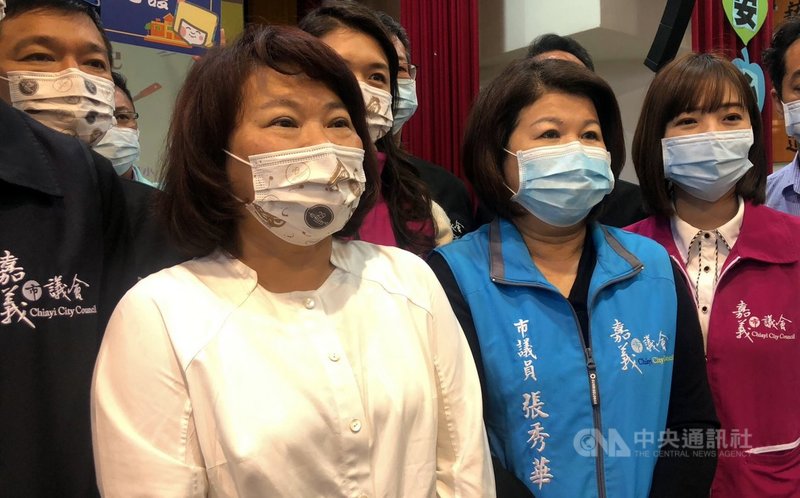 萊豬1日起開放進口，行政院宣布地方自治條例中訂有乙型受體素零檢出規定，原訂者函告無效、新訂者不予核定。嘉義市長黃敏惠（前左）4日表示，已收到公文，將與市議會儘快聲請釋憲。中央社記者黃國芳攝　110年1月4日