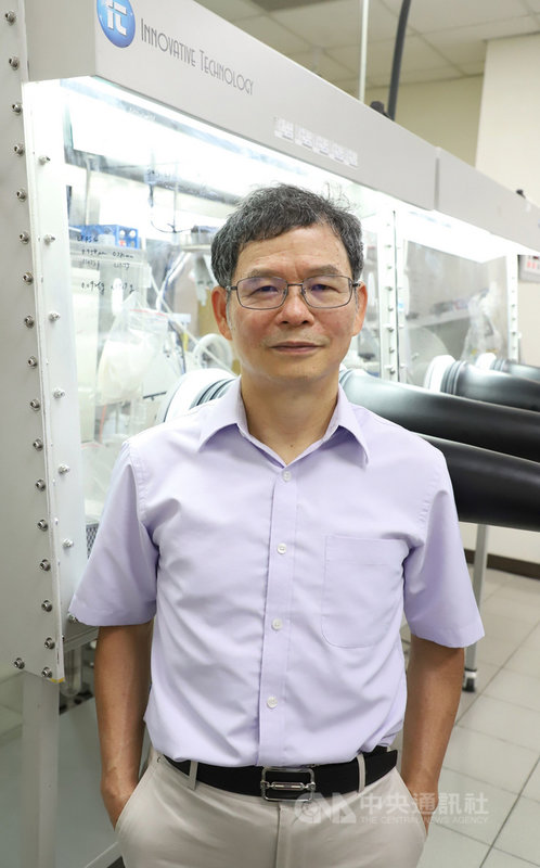 台灣科技大學教授黃炳照透過同步輻射臨場光譜技術,有效了解電池運作細節,對電池未來發展有重大影響,獲德國「宏博研究獎」。(台科大提供)中央社記者許秩維傳真 110年1月4日