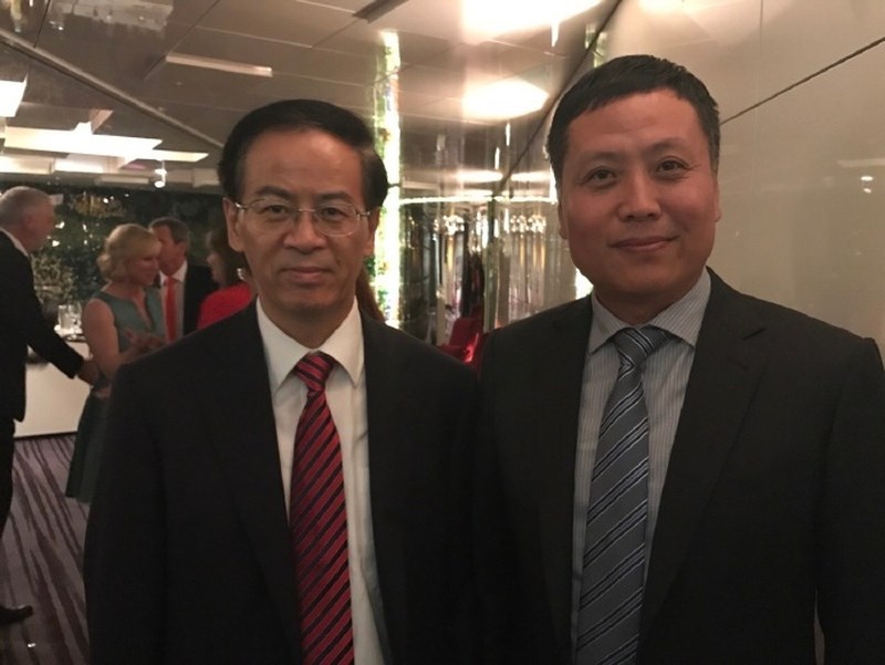 澳洲廣播公司報導,澳洲安全情報組織調查認為,住在墨爾本的中國商人劉輝峰(前右)威脅澳洲國家安全,因此拒絕他的永久居留申請,並可能將他遣返。圖為劉輝峰與中國駐澳洲大使成敬業(前左)合照。(圖取自weibo.com/hahacharm)