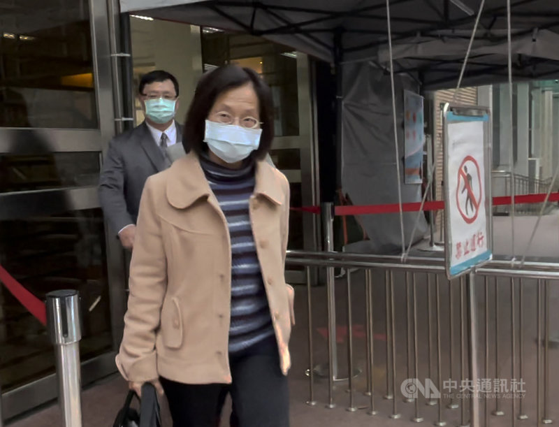 吳姓單親媽媽勒死一對兒女後輕生獲救,吳女一審遭判死刑,經上訴,二審5日首度開庭,她哭著表示相當後悔。圖為吳女辯護人廖蕙芳(前)庭訊後離去。中央社記者劉世怡攝 110年1月5日