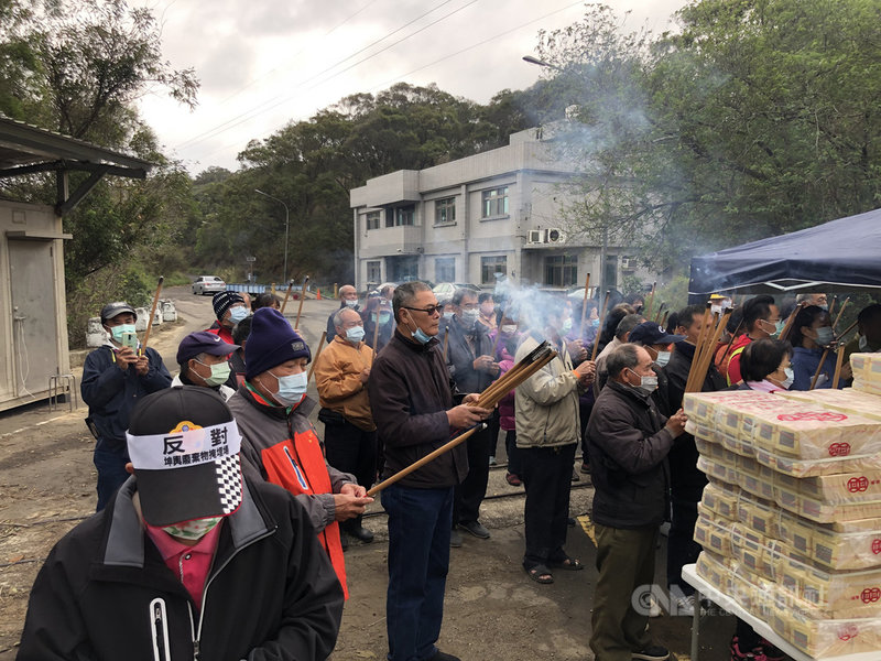 苗栗縣政府核准造橋鄉坤輿事業廢棄物掩埋場試運轉計畫,地方組成的自救會5日發動民眾在坤輿事業廢棄物掩埋場門口抗議,現場祭天祈神,揚言要埋鍋造飯、長期抗爭以守護家園。中央社記者管瑞平攝 110年1月5日